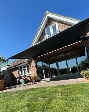 Retractable awning