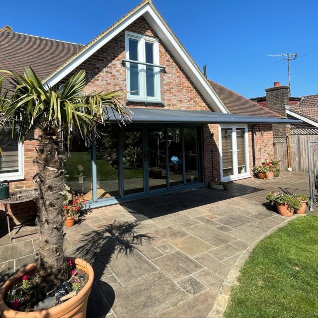 Retractable awning